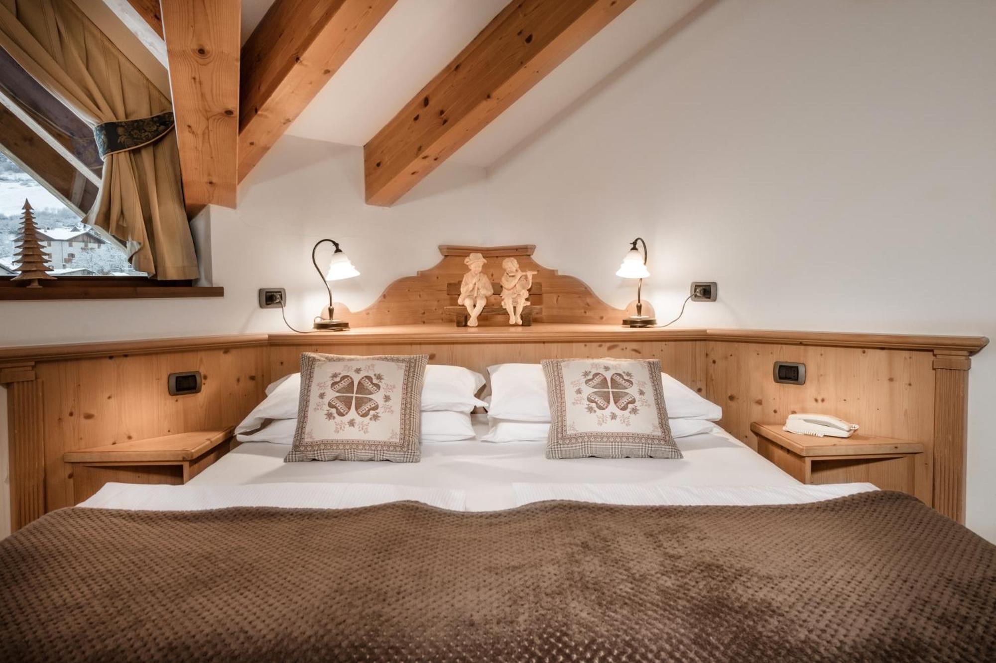 Family Hotel Serena Андало Экстерьер фото