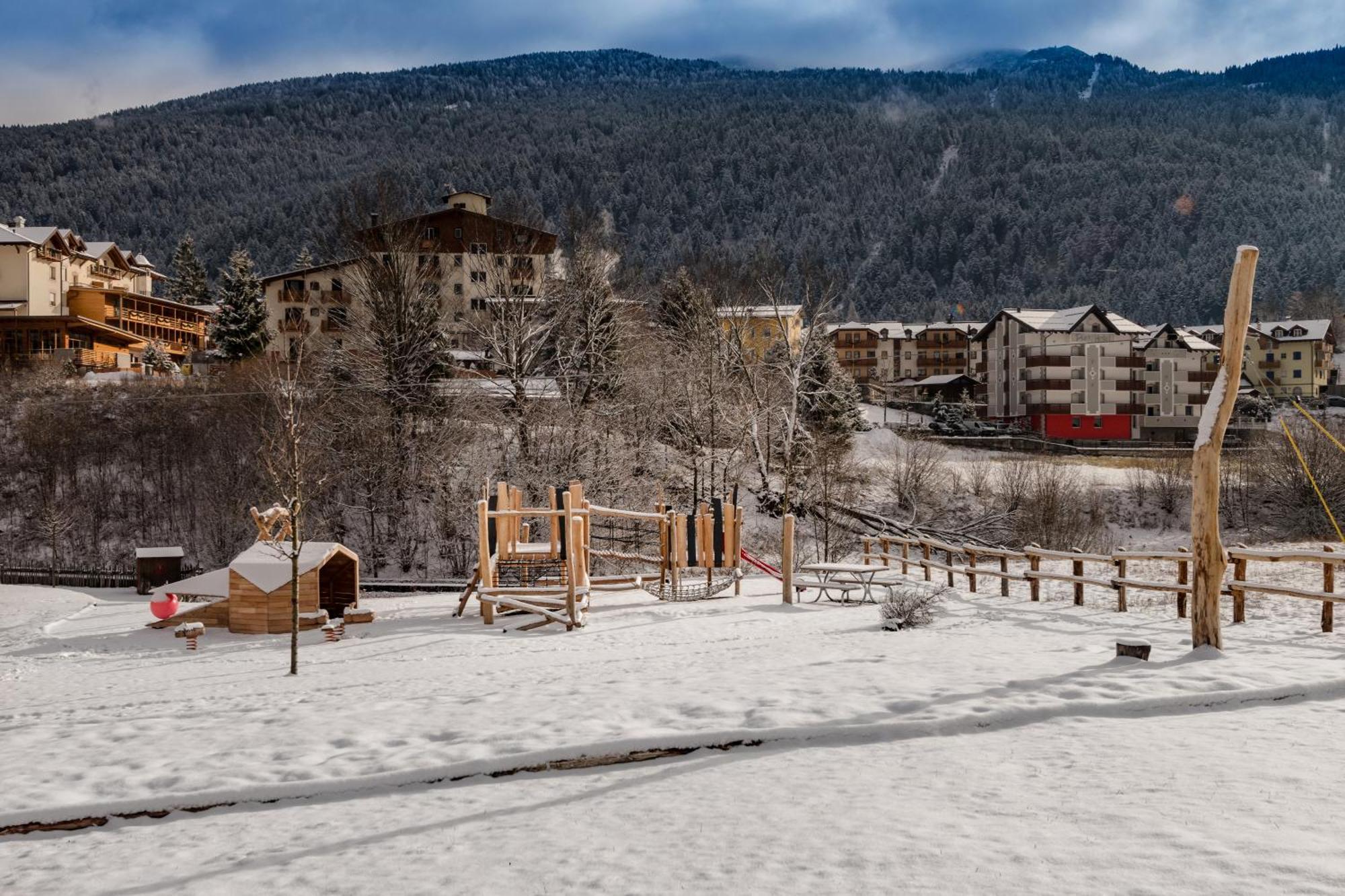 Family Hotel Serena Андало Экстерьер фото