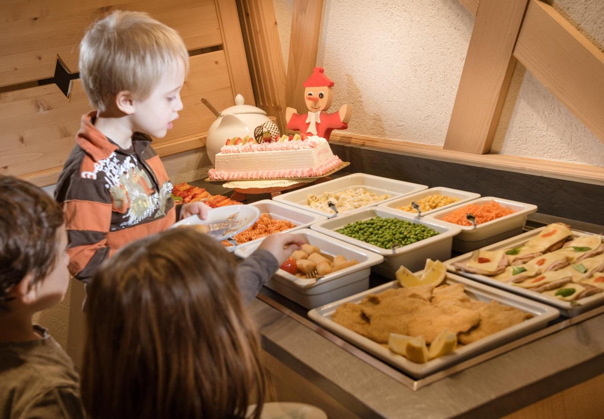 Family Hotel Serena Андало Экстерьер фото